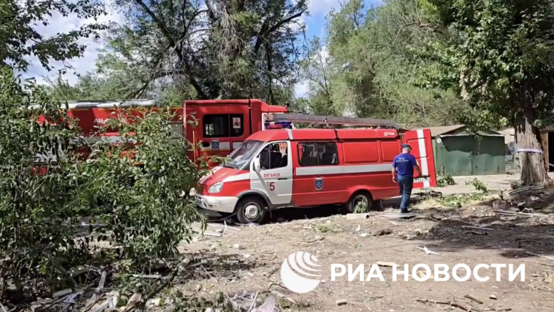 Обстановка у многоквартирного дома, пострадавшего от украинского удара в Луганске Обстановка у многоквартирного дома, пострадавшего от украинского удара в Луганске - РИА Новости, 1920, 07.06.2024
