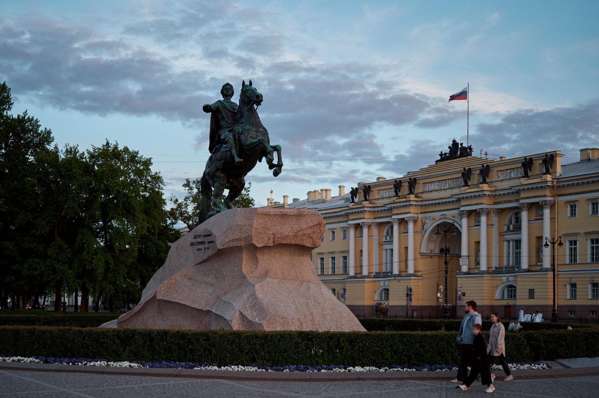 Люди проходят мимо памятника первому российскому императору Петру Великому Медный всадник на Сенатской площади во время белых ночей в Санкт-Петербурге - РИА Новости, 1920, 07.05.2026