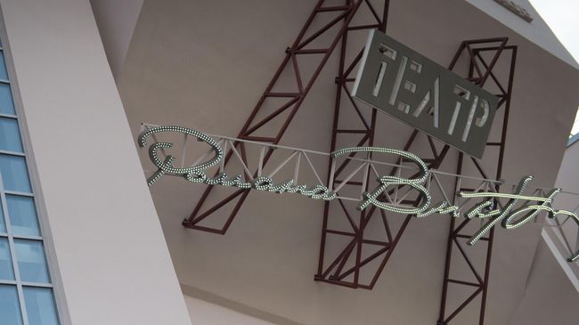 Вывеска театра Романа Виктюка