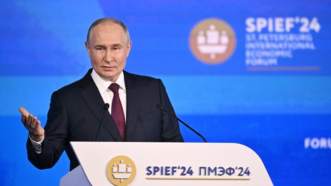Президент России Владимир Путин выступает на пленарном заседании Петербургского международного экономического форума
