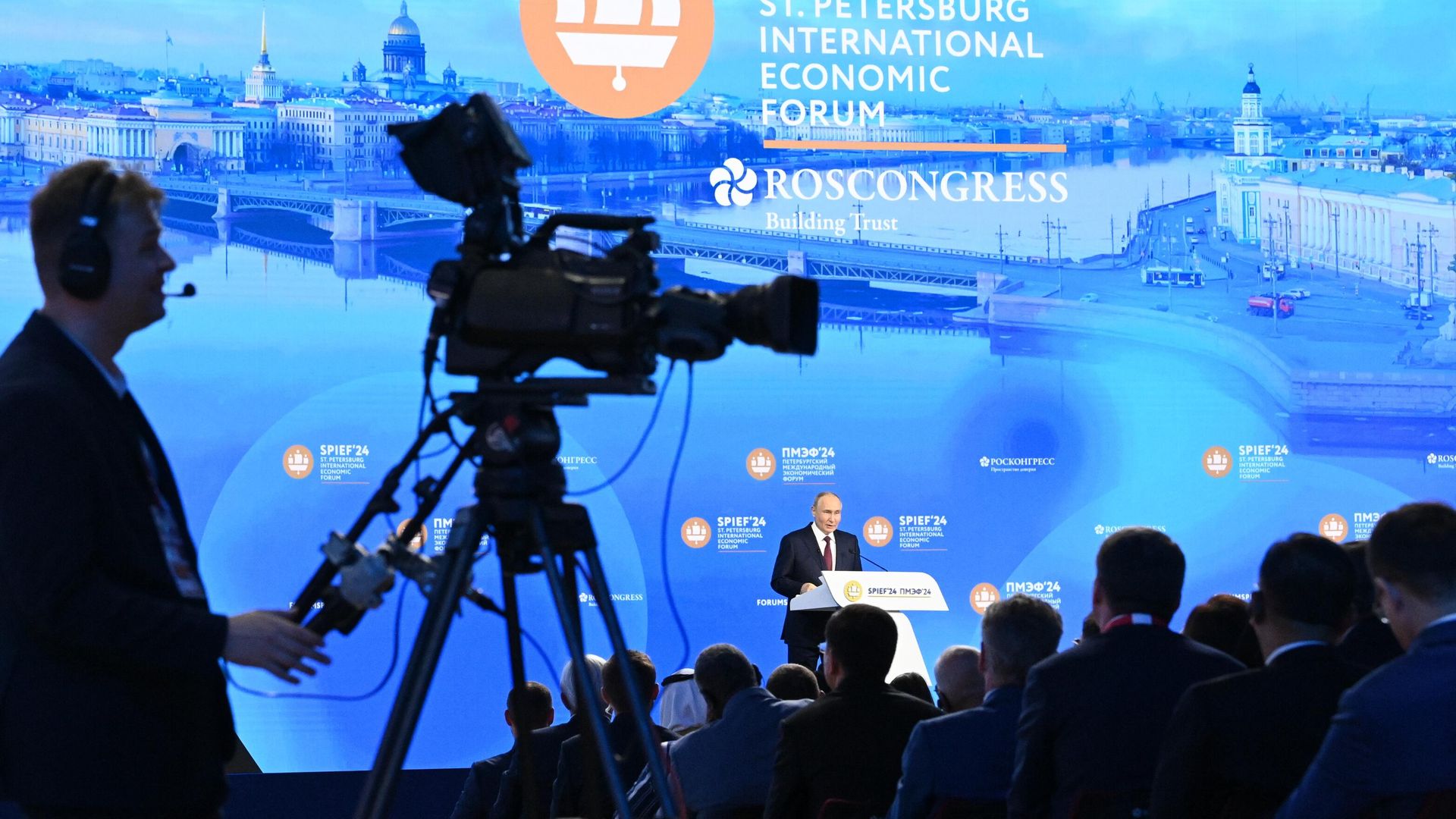 Президент России Владимир Путин выступает на пленарном заседании Петербургского международного экономического форума Президент России Владимир Путин выступает на пленарном заседании Петербургского международного экономического форума - РИА Новости, 1920, 07.06.2024