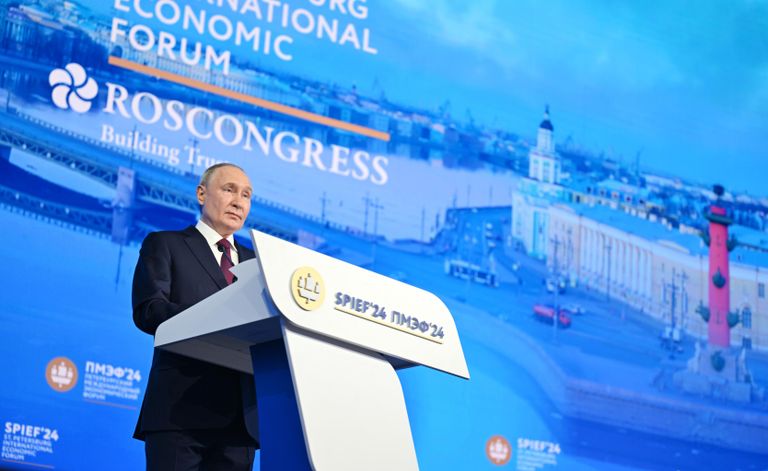 Президент РФ Владимир Путин во время пленарного заседания, ПМЭФ-2024 Президент РФ Владимир Путин во время пленарного заседания, ПМЭФ-2024