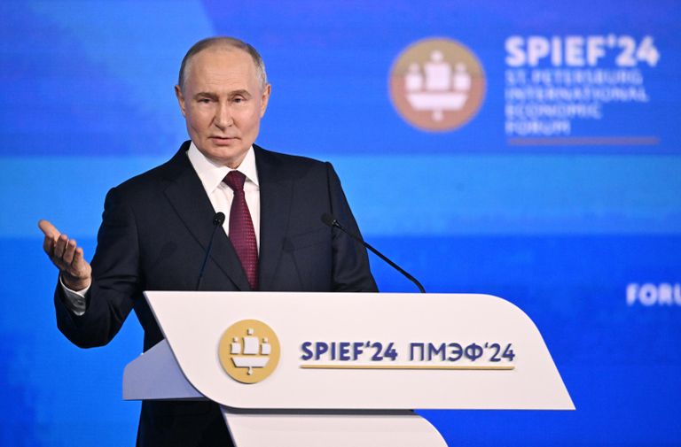 Президент РФ Владимир Путин во время пленарного заседания, ПМЭФ-2024 Президент РФ Владимир Путин во время пленарного заседания, ПМЭФ-2024