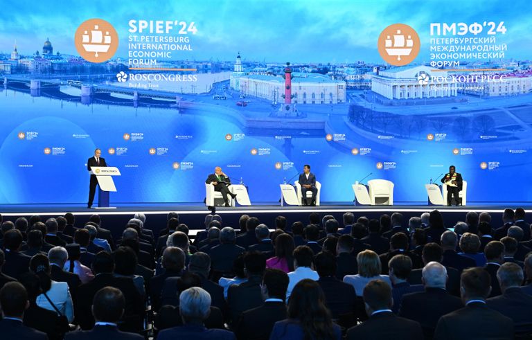 Президент РФ во время пленарного заседания, ПМЭФ-2024 Президент РФ во время пленарного заседания, ПМЭФ-2024