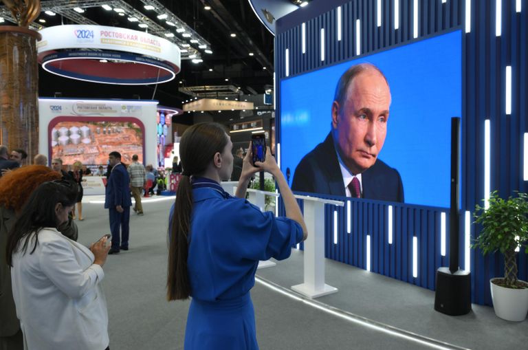 Трансляция выступления президента РФ Владимира Путина на пленарном заседании Трансляция выступления президента РФ Владимира Путина на пленарном заседании