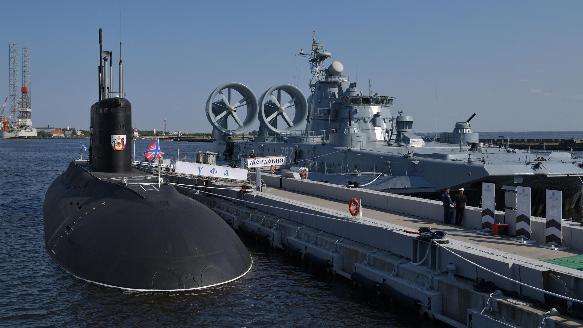 Корабль на воздушной подушке Мордовия и подводная лодка Уфа Корабль на воздушной подушке Мордовия и подводная лодка Уфа - РИА Новости, 1920, 07.06.2024