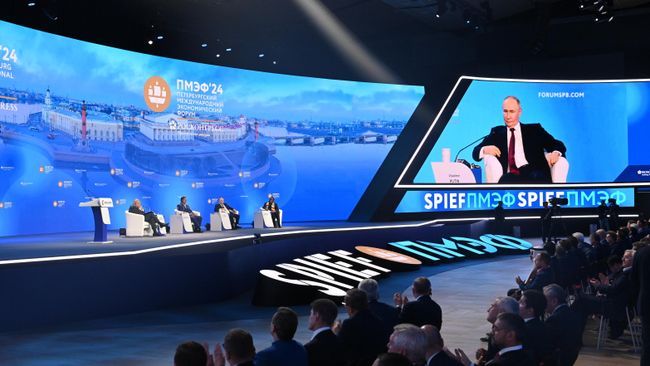 Президент России Владимир Путин принимает участие в пленарном заседании ПМЭФ-2024 Президент России Владимир Путин принимает участие в пленарном заседании ПМЭФ-2024