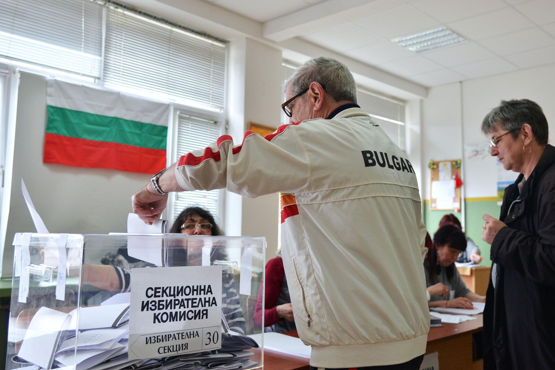 Избиратели голосуют на избирательном участке в Софии во время парламентских выборов в Болгарии Избиратели голосуют на избирательном участке в Софии во время парламентских выборов в Болгарии - РИА Новости, 1920, 28.04.2026