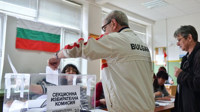 Избиратели голосуют на избирательном участке в Софии во время парламентских выборов в Болгарии
