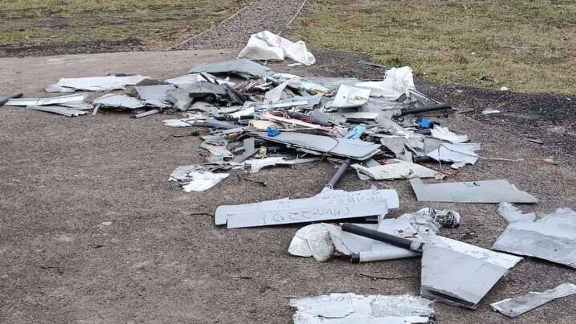 Обломки беспилотных летательных аппаратов, сбитых в Моздоке Обломки беспилотных летательных аппаратов, сбитых в Моздоке - РИА Новости, 1920, 08.06.2024