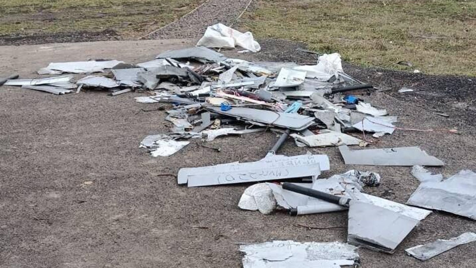 Обломки беспилотных летательных аппаратов, сбитых в Моздоке Обломки беспилотных летательных аппаратов, сбитых в Моздоке - РИА Новости, 1920, 08.06.2024