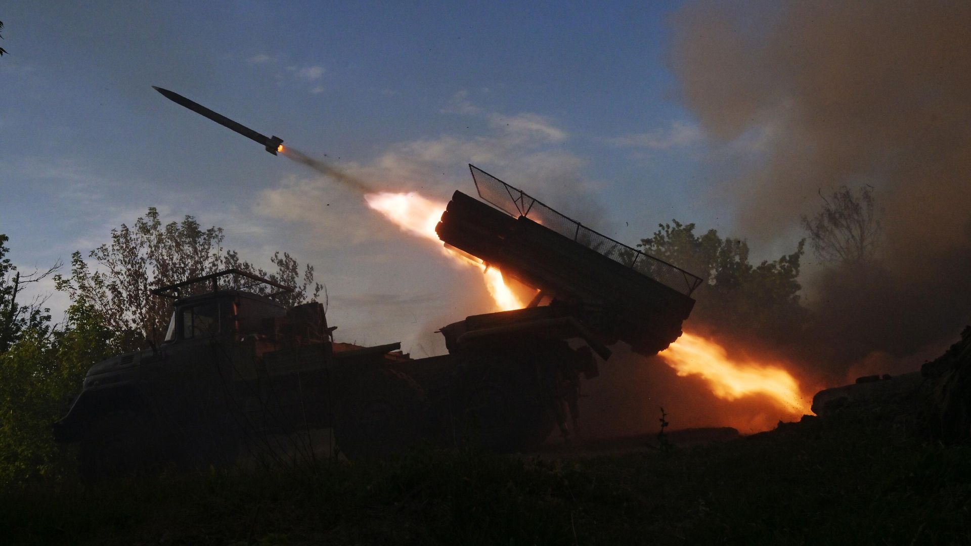 Военнослужащие ведут огонь из РСЗО 9К55 Град-1 в зоне проведения СВО Военнослужащие ведут огонь из РСЗО 9К55 Град-1 в зоне проведения СВО - РИА Новости, 1920, 19.06.2024