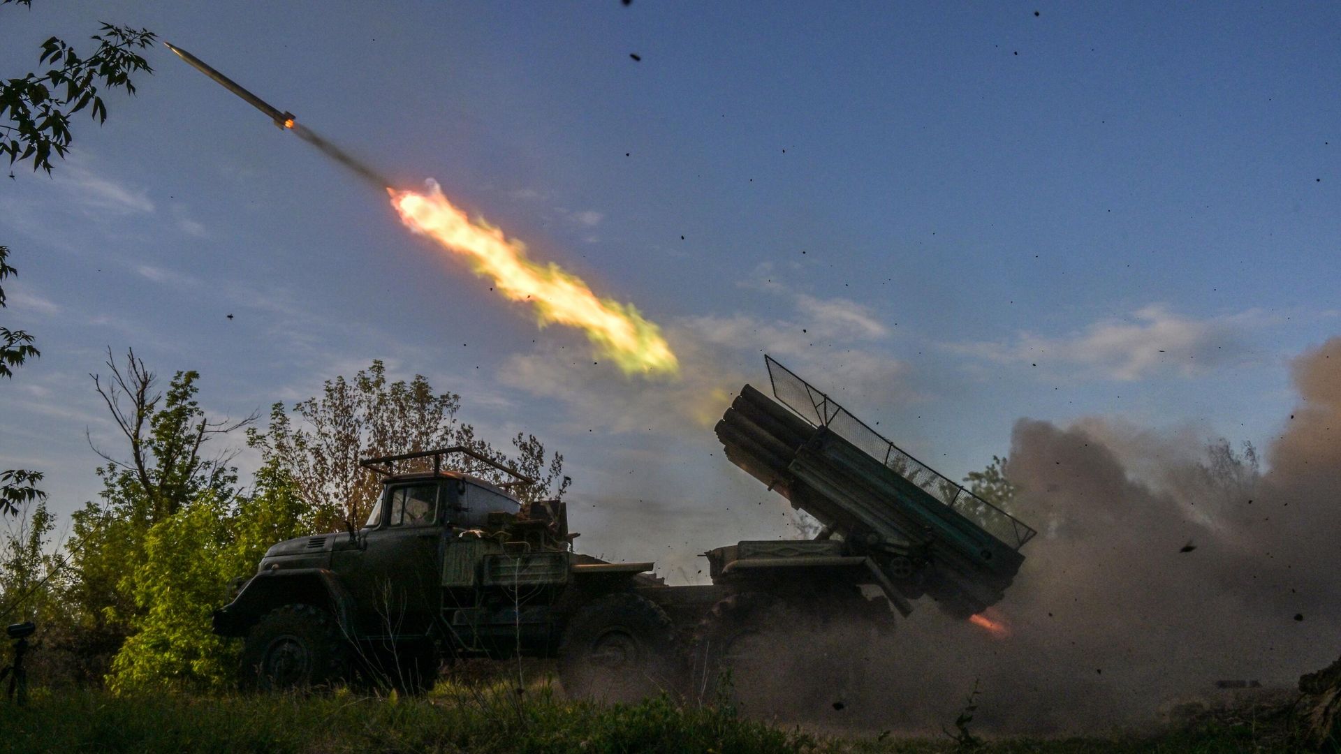 Военнослужащие ведут огонь из РСЗО 9К55 Град-1 в зоне проведения СВО - РИА Новости, 1920, 13.07.2024