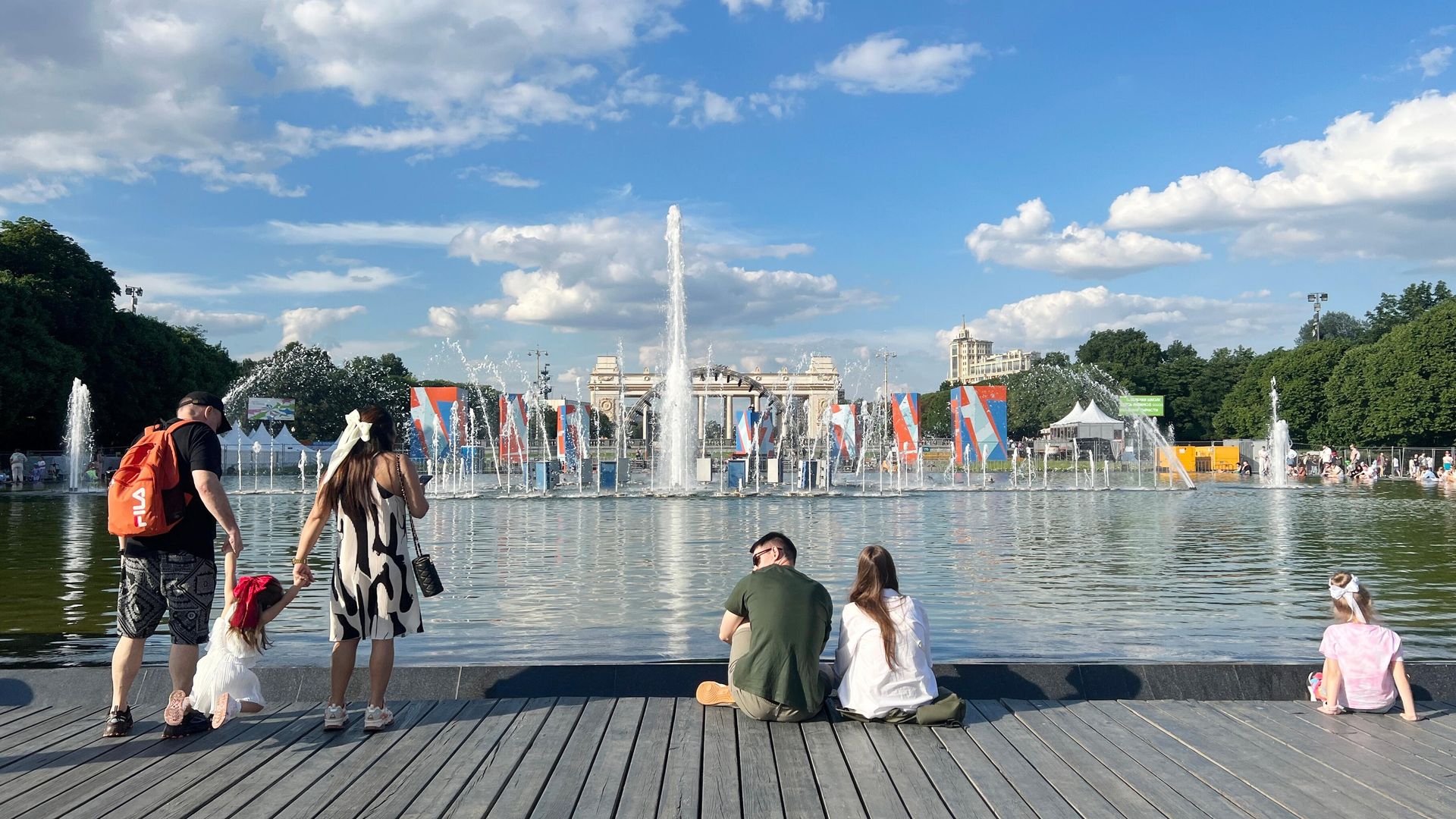 Люди отдыхают в Парке Горького в Москве Люди отдыхают в Парке Горького в Москве - РИА Новости, 1920, 27.06.2024
