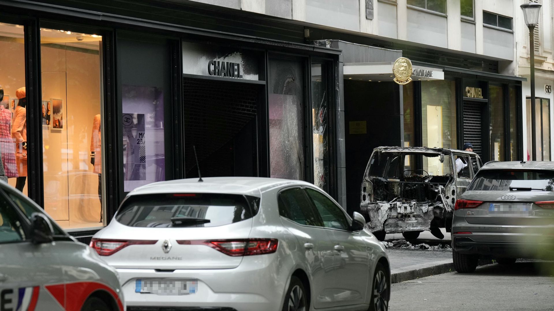 Бутик Chanel в Париже, который протаранили грабители на автомобиле Бутик Chanel в Париже, который протаранили грабители на автомобиле - РИА Новости, 1920, 10.06.2024