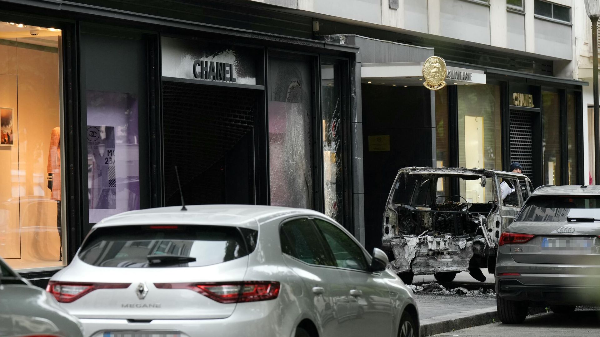 Бутик Chanel в Париже, который протаранили грабители на автомобиле Бутик Chanel в Париже, который протаранили грабители на автомобиле - РИА Новости, 1920, 10.06.2024