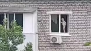 Стоп-кадр видео, на котором видно как ребенок ходит по подоконнику у открытого окна в Самаре Стоп-кадр видео, на котором видно как ребенок ходит по подоконнику у открытого окна в Самаре - РИА Новости, 1920, 10.06.2024
