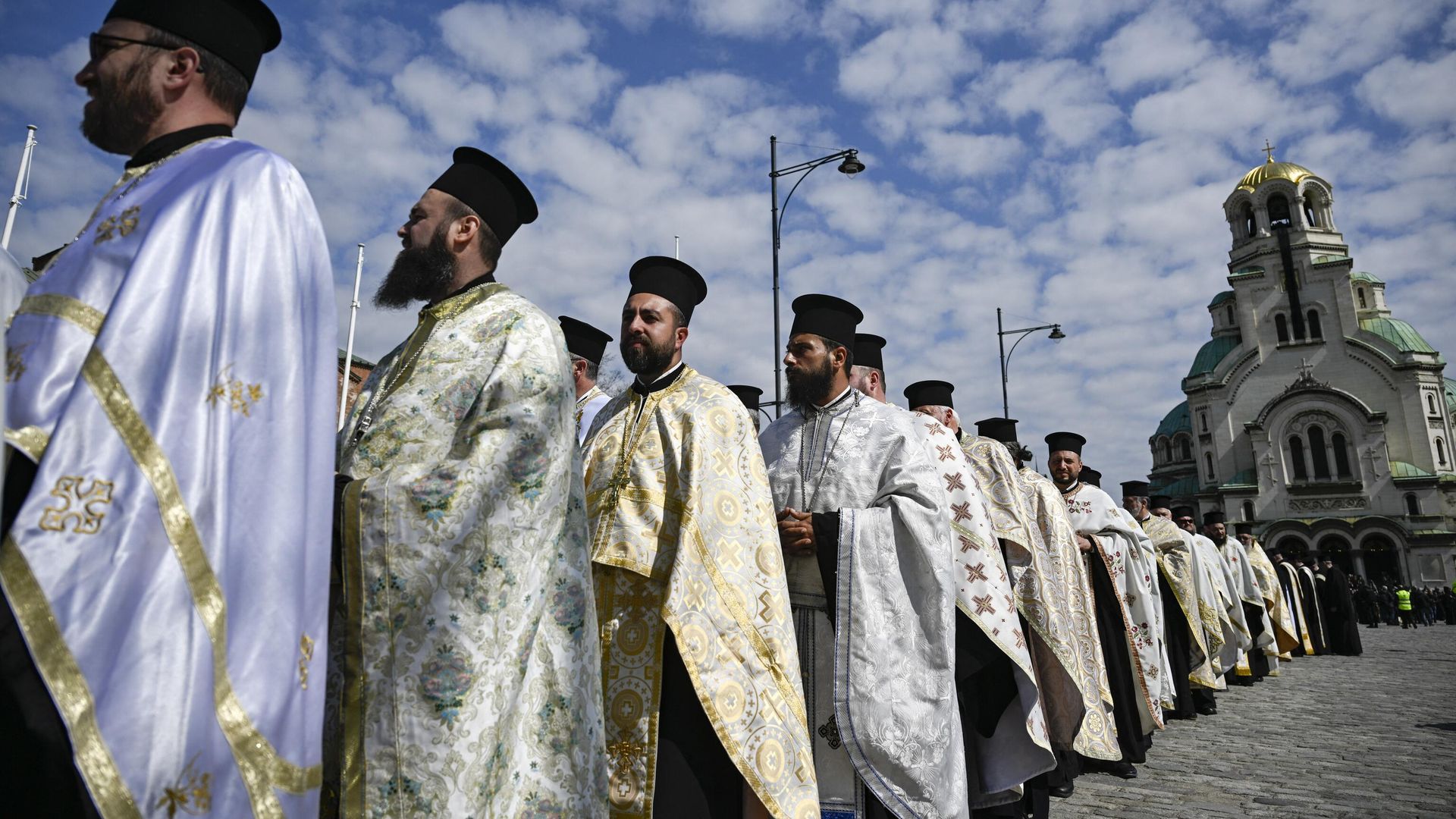 Священники во время похоронной процессии с гробом покойного патриарха Болгарской православной церкви Неофита в Софии Священники во время похоронной процессии с гробом покойного патриарха Болгарской православной церкви Неофита в Софии - РИА Новости, 1920, 11.06.2024