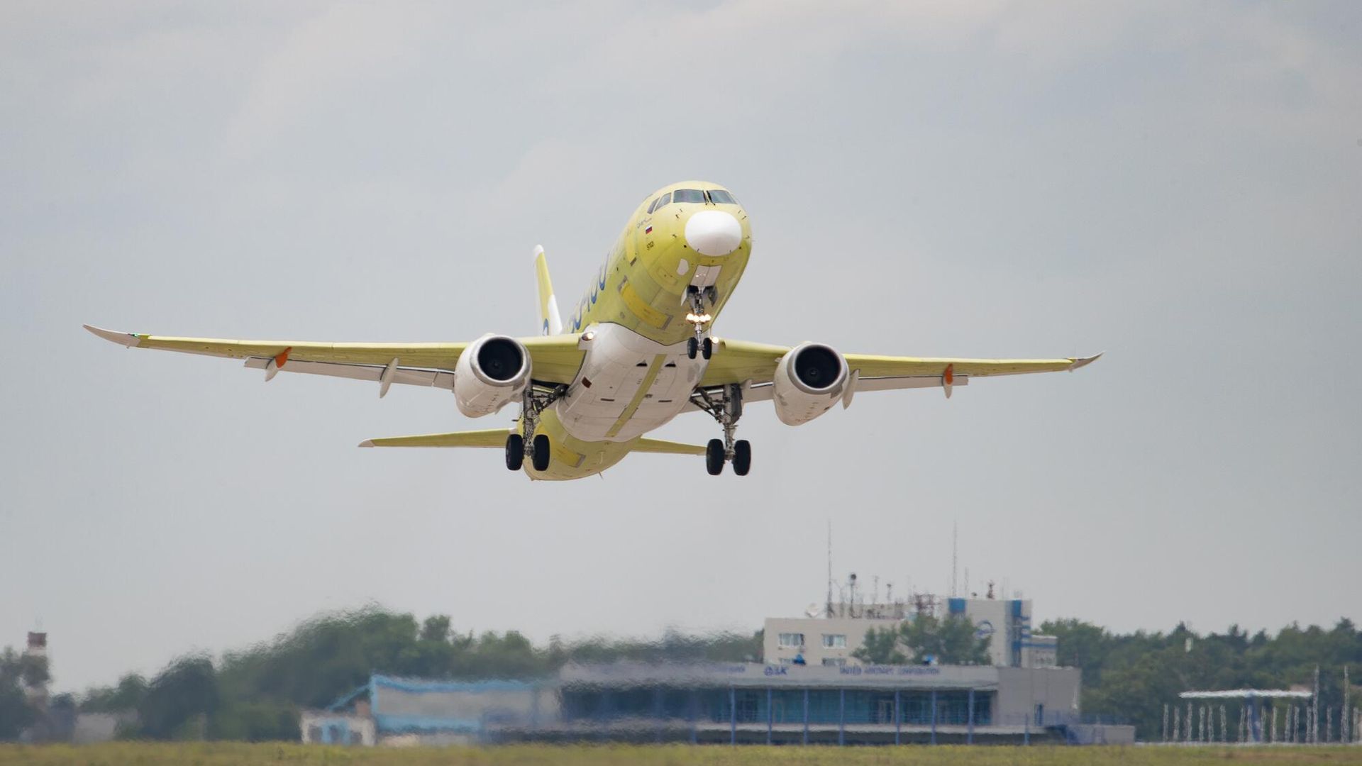 Ближнемагистральный самолет Superjet-100 приступил к сертификационным летным испытаниям Ближнемагистральный самолет Superjet-100 приступил к сертификационным летным испытаниям - РИА Новости, 1920, 12.04.2025