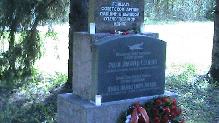 Памятник в честь Героя Советского Союза Якова Ляхова в Эстонии Памятник в честь Героя Советского Союза Якова Ляхова в Эстонии - РИА Новости, 1920, 10.06.2024