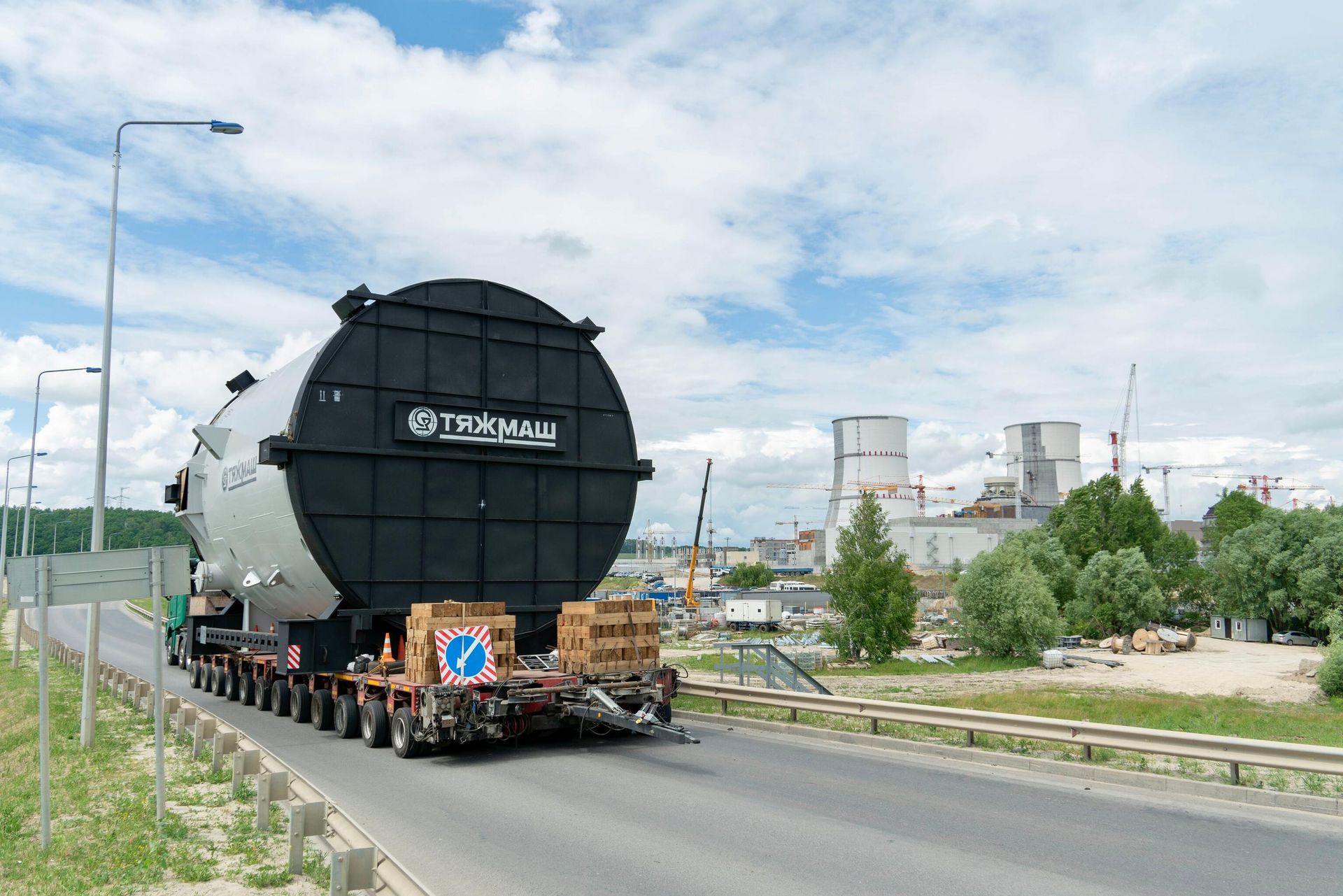 Доставка транспортного шлюза для второго энергоблока на стройплощадку Курской АЭС-2 - РИА Новости, 1920, 21.04.2026
