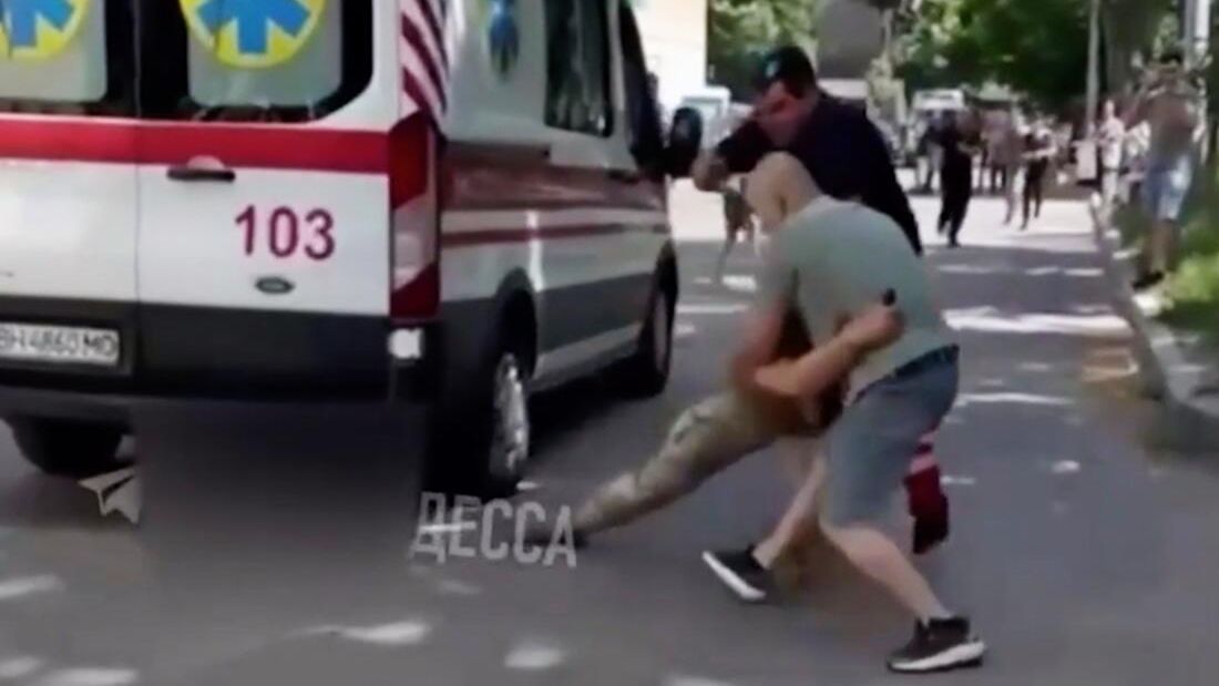 Драка между сотрудниками скорой помощи и ТЦК в Одессе Драка между сотрудниками скорой помощи и ТЦК в Одессе - РИА Новости, 1920, 11.06.2024