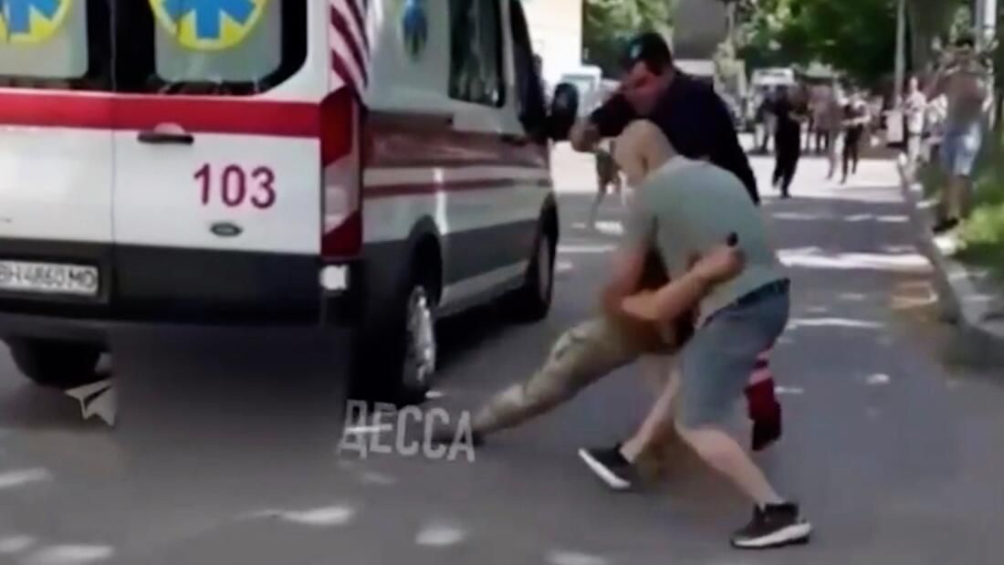 Драка между сотрудниками скорой помощи и ТЦК в Одессе Драка между сотрудниками скорой помощи и ТЦК в Одессе - РИА Новости, 1920, 11.06.2024