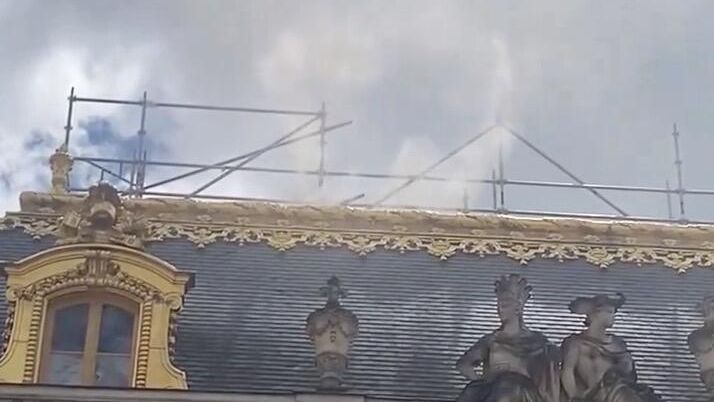 Дым над дворцом в Версале. Кадр видео очевидца Дым над дворцом в Версале. Кадр видео очевидца - РИА Новости, 1920, 11.06.2024