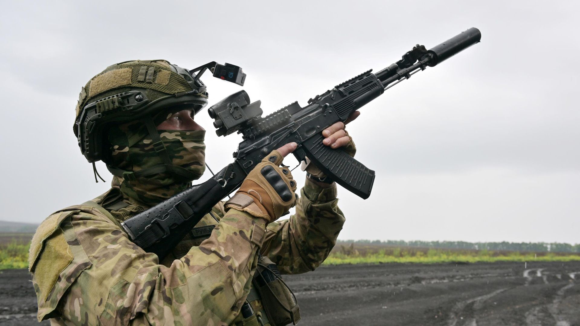 Военнослужащий ВС РФ ведет наблюдение за воздушным пространством в зоне СВО Военнослужащий ВС РФ ведет наблюдение за воздушным пространством в зоне СВО - РИА Новости, 1920, 10.07.2024