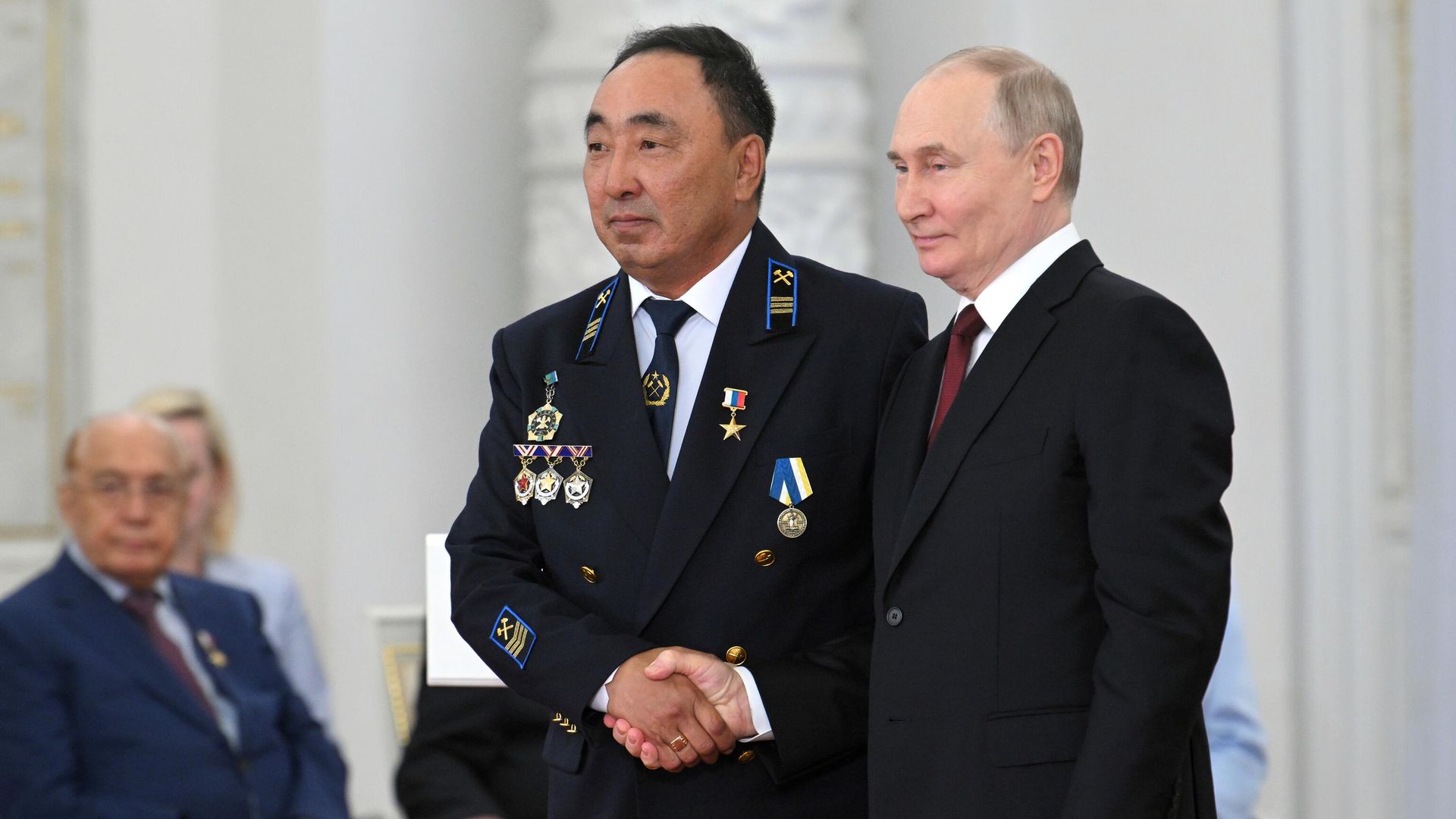 Президент России Владимир Путин и водитель автомобиля акционерного общества Разрез Тугнуйский Алексей Халмакшинов, удостоенный звания Героя труда Президент России Владимир Путин и водитель автомобиля акционерного общества Разрез Тугнуйский Алексей Халмакшинов, удостоенный звания Героя труда - РИА Новости, 1920, 12.06.2024