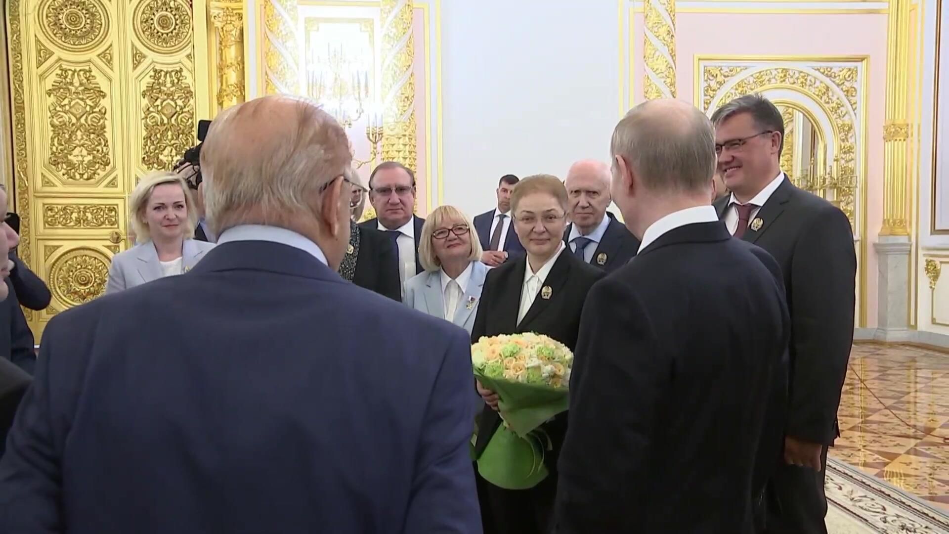Всем хватило? Поздравляю! – Путин с Героями Труда и лауреатами Госпремий в Кремле Всем хватило? Поздравляю! – Путин с Героями Труда и лауреатами Госпремий в Кремле - РИА Новости, 1920, 12.06.2024