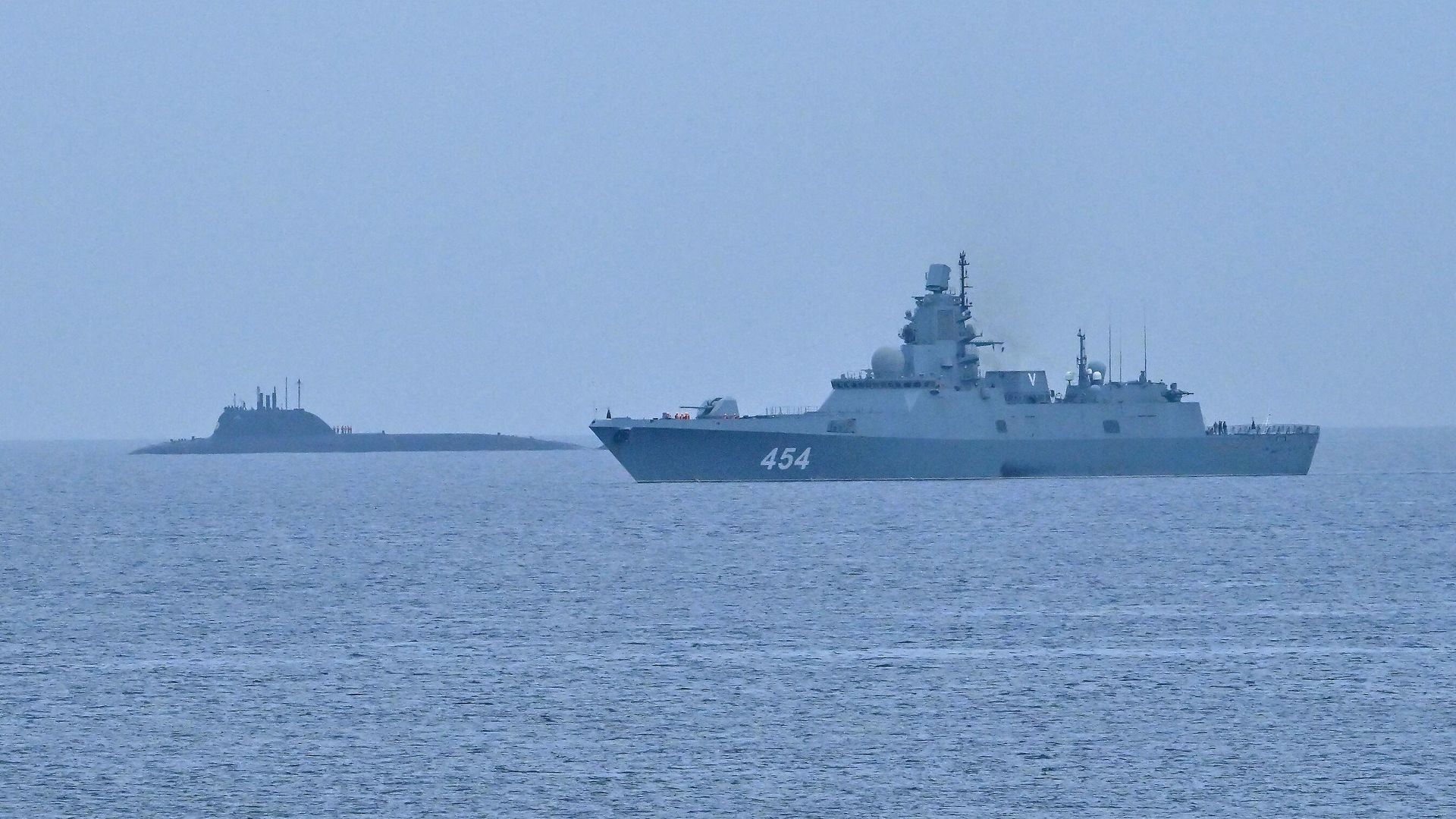 Атомная подводная лодка Казань и фрегат Адмирал флота Советского Союза Горшков заходят в порт Гаваны, Куба Атомная подводная лодка Казань и фрегат Адмирал флота Советского Союза Горшков заходят в порт Гаваны, Куба - РИА Новости, 1920, 12.06.2024