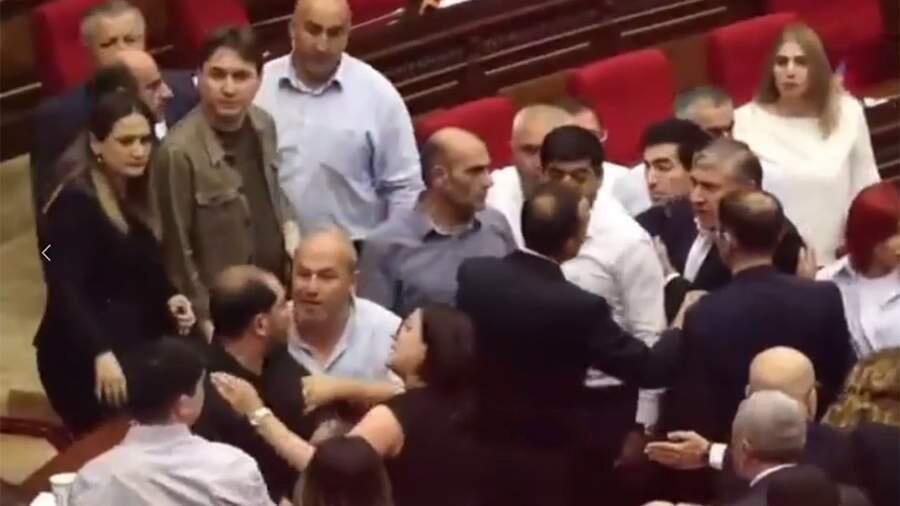 В парламенте Армении произошла потасовка между оппозиционными и правящими депутатами. Кадр видео В парламенте Армении произошла потасовка между оппозиционными и правящими депутатами. Кадр видео - РИА Новости, 1920, 12.06.2024