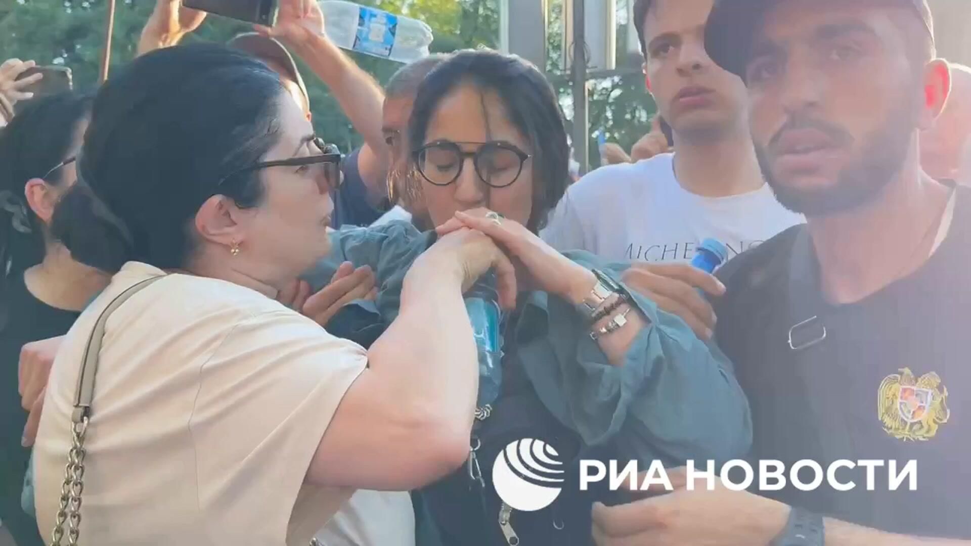 Пострадавшие со стороны митингующих во время стычек у парламента Армении Пострадавшие со стороны митингующих во время стычек у парламента Армении - РИА Новости, 1920, 12.06.2024