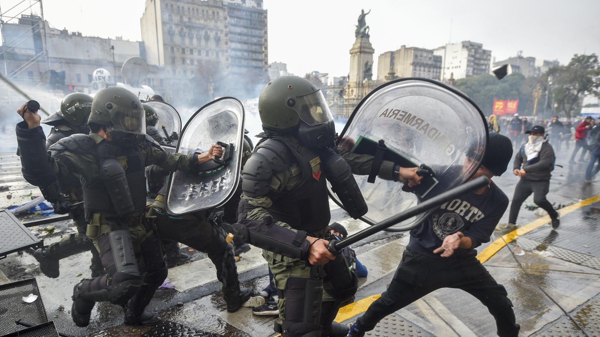 Полиция разгоняет протестующих возле здания Конгресса Аргентины в Буэнос Айресе. 12 июня 2024 Полиция разгоняет протестующих возле здания Конгресса Аргентины в Буэнос Айресе. 12 июня 2024 - РИА Новости, 1920, 12.06.2024