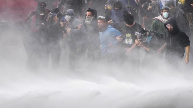 Протестующие во время акции протеста возле Конгресса Аргентины в Буэнос Айресе