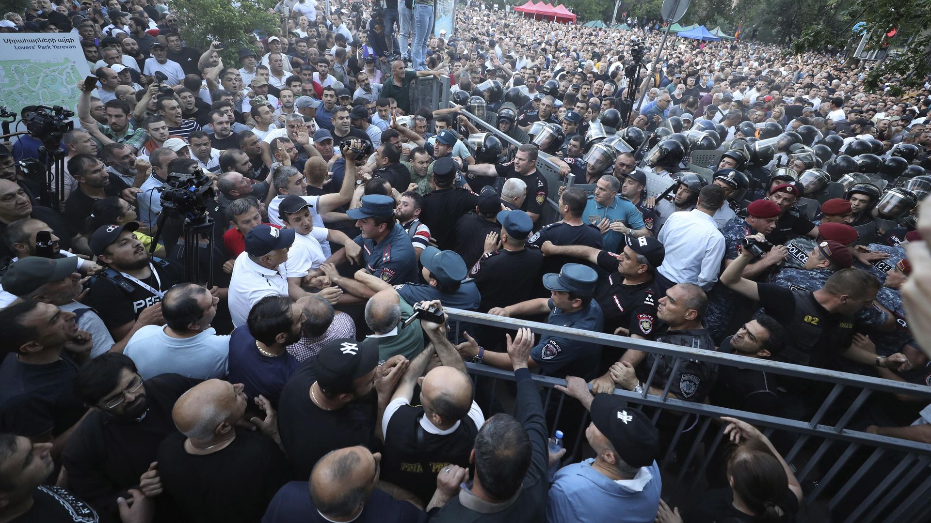 Полиция преградила путь протестующим во время митинга против премьер-министра Никола Пашиняна в Ереване, Армения. 12 июня 2024 Полиция преградила путь протестующим во время митинга против премьер-министра Никола Пашиняна в Ереване, Армения. 12 июня 2024 - РИА Новости, 1920, 13.06.2024