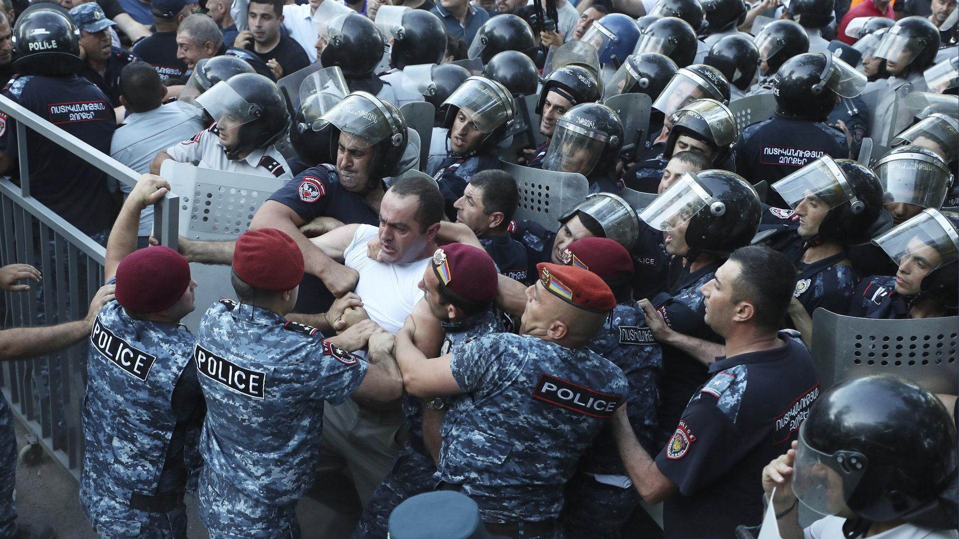 Полиция преграждает путь протестующим во время митинга против премьер-министра Никола Пашиняна в Ереване, Армения. 12 июня 2024 Полиция преграждает путь протестующим во время митинга против премьер-министра Никола Пашиняна в Ереване, Армения. 12 июня 2024 - РИА Новости, 1920, 12.06.2024