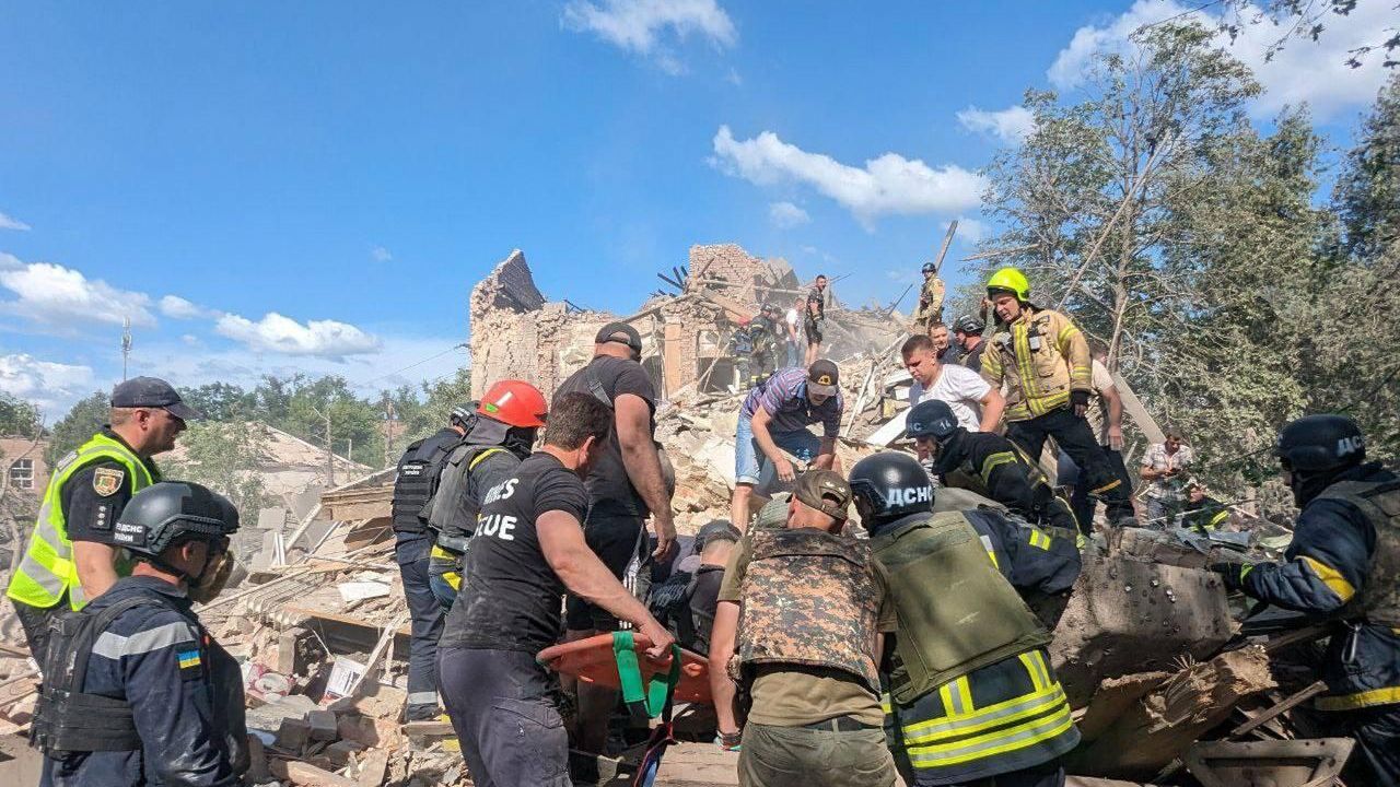 Последствия удара по жилому дому в Кривом Роге Последствия удара по жилому дому в Кривом Роге - РИА Новости, 1920, 13.06.2024