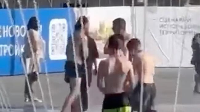 Дети купаются в фонтане в Благовещенске