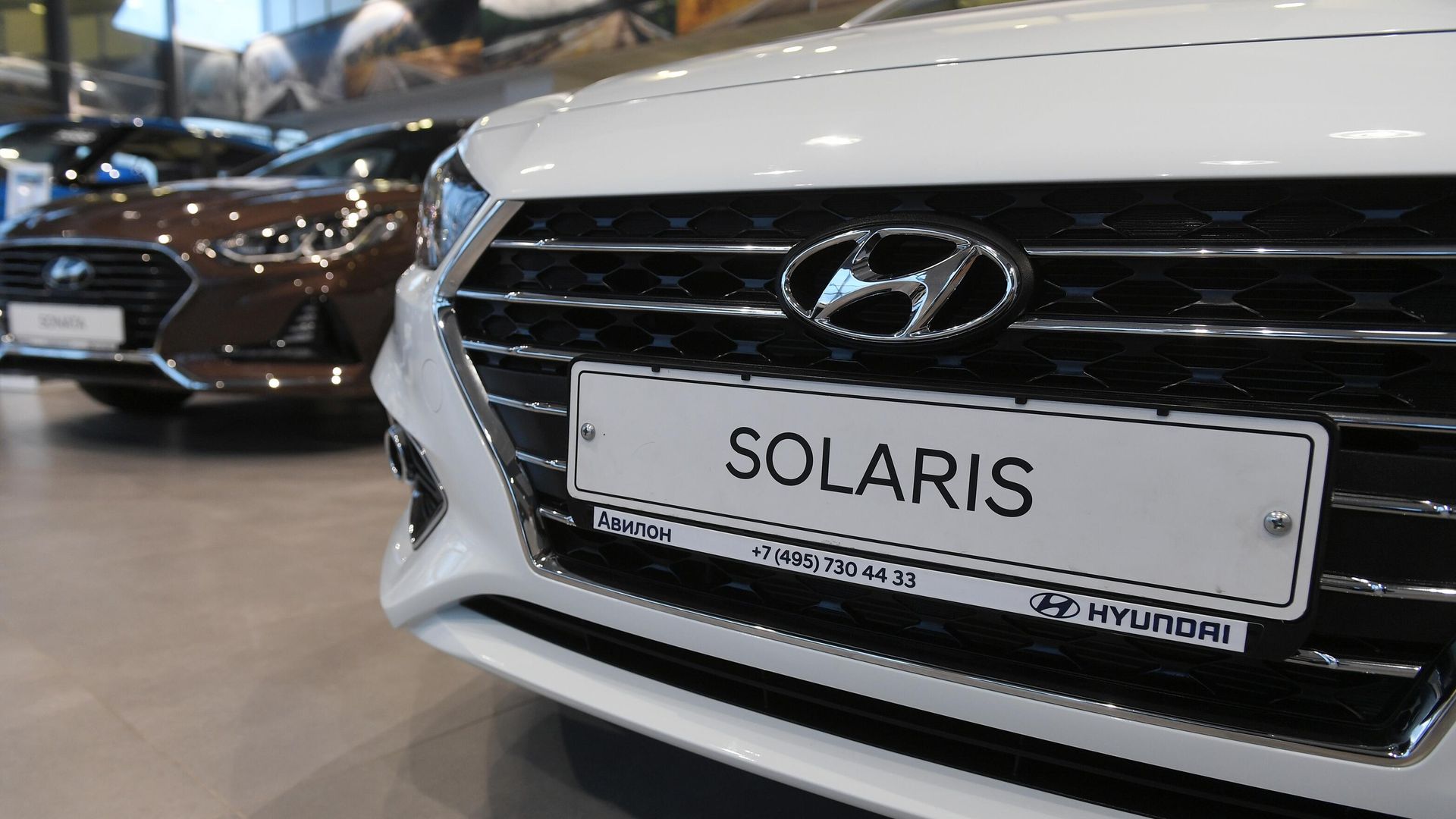 Автомобиль Hyundai Solaris в автосалоне в Москве - РИА Новости, 1920, 16.07.2025