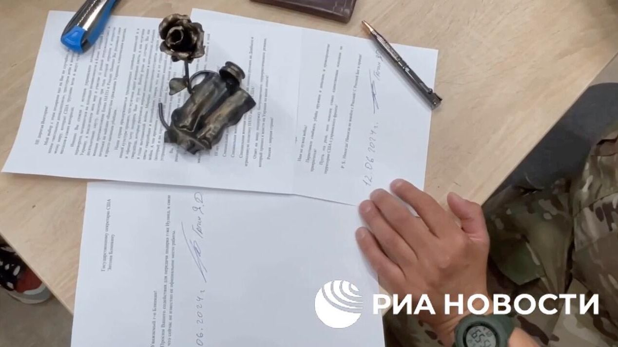 Военно-политический эксперт Ян Гагин отправил почтой на имя Виктории Нуланд стальную розу из осколка от западного снаряда, которым были убиты мирные жители Донецка Военно-политический эксперт Ян Гагин отправил почтой на имя Виктории Нуланд стальную розу из осколка от западного снаряда, которым были убиты мирные жители Донецка - РИА Новости, 1920, 12.07.2024