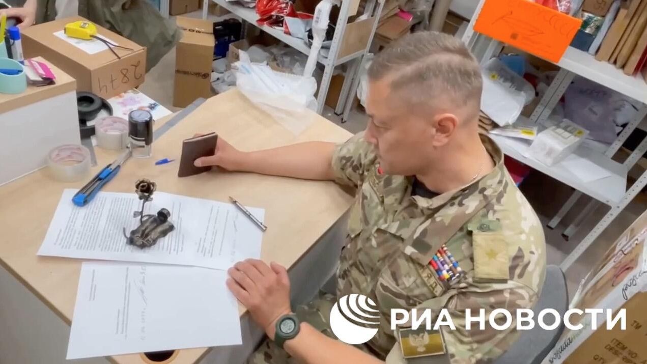 Военно-политический эксперт Ян Гагин отправляет почтой на имя Виктории Нуланд стальную розу из осколка от западного снаряда, которым были убиты мирные жители Донецка Военно-политический эксперт Ян Гагин отправляет почтой на имя Виктории Нуланд стальную розу из осколка от западного снаряда, которым были убиты мирные жители Донецка - РИА Новости, 1920, 13.06.2024