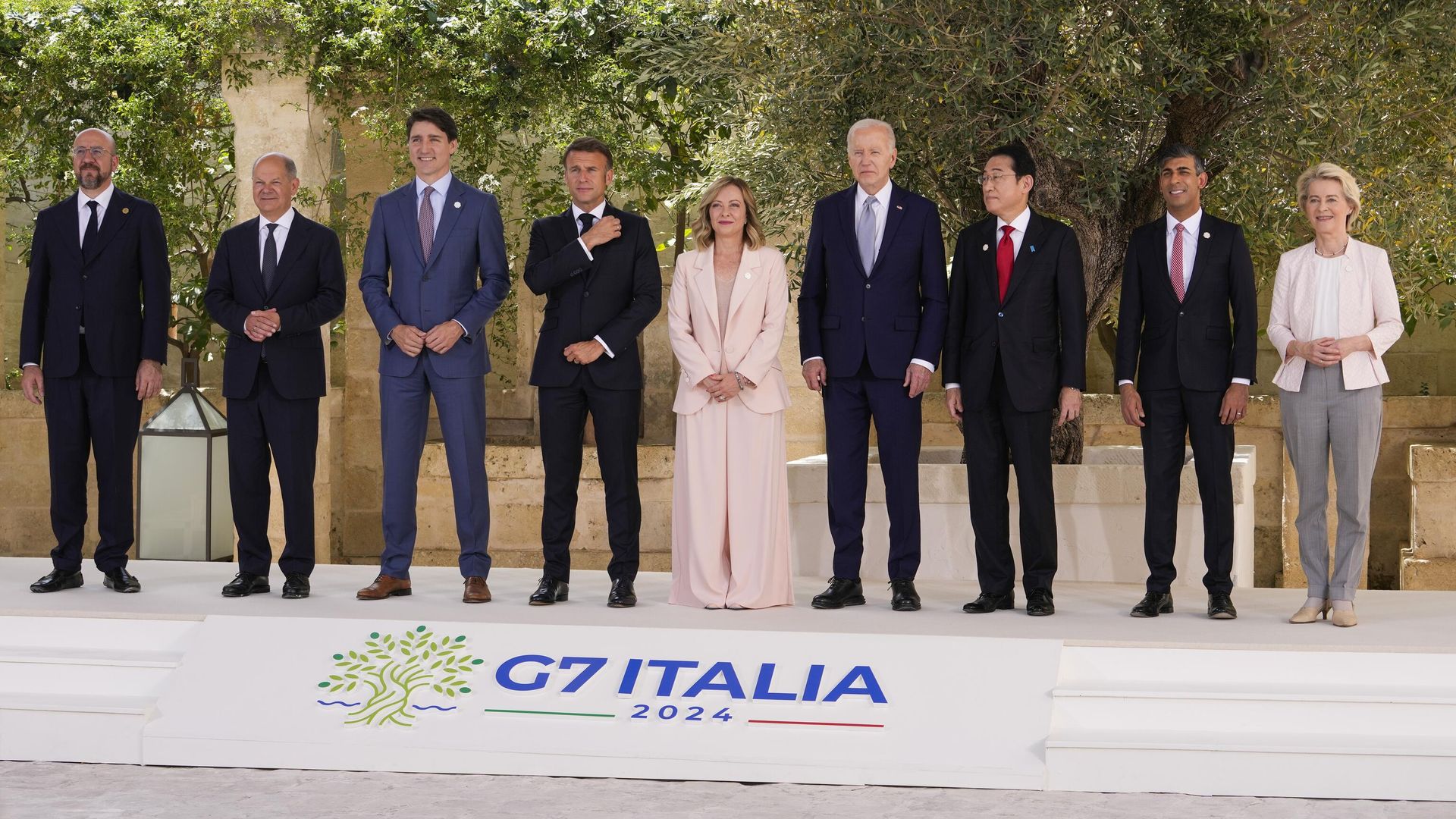 Групповое фото во время саммита G7 в Борго-Эгнация, Италия Групповое фото во время саммита G7 в Борго-Эгнация, Италия - РИА Новости, 1920, 14.06.2024