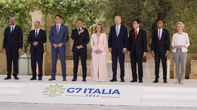 Групповое фото во время саммита G7 в Борго-Эгнация, Италия