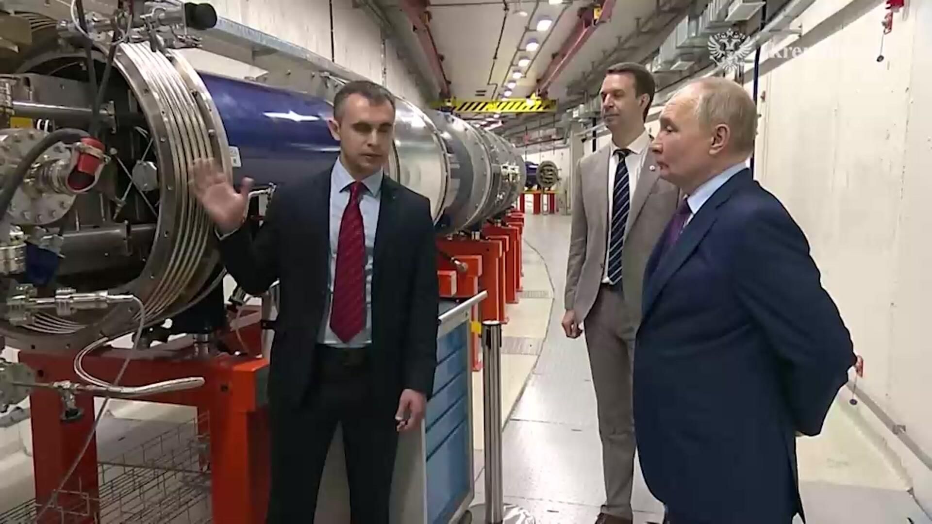 Путин осмотрел коллайдер NICA в Объединенном институте ядерных исследований Путин осмотрел коллайдер NICA в Объединенном институте ядерных исследований - РИА Новости, 1920, 13.06.2024