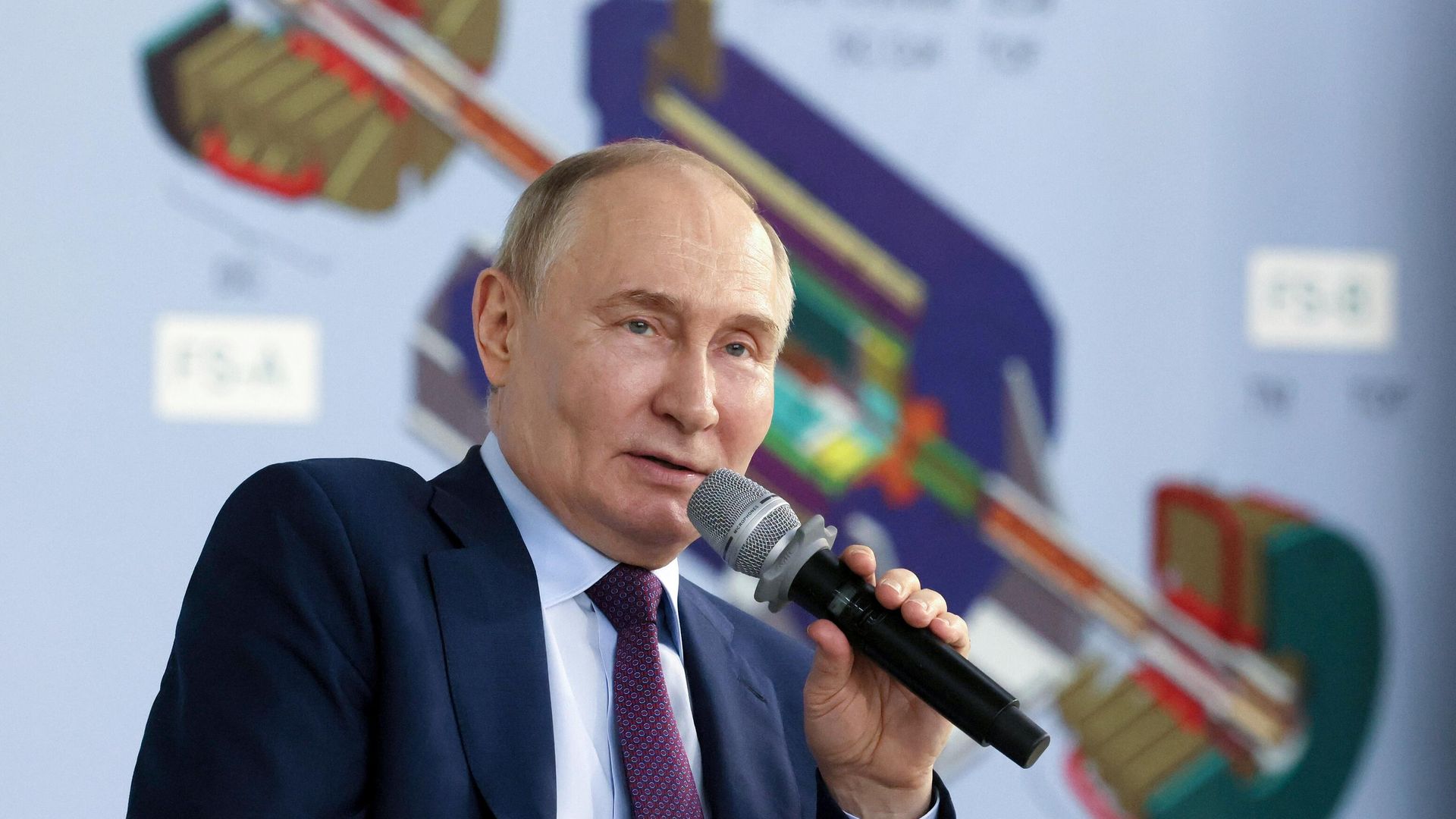 Президент РФ Владимир Путин на встрече с получателями мегагрантов и ведущими учеными в Объединенном институте ядерных исследований в Дубне Президент РФ Владимир Путин на встрече с получателями мегагрантов и ведущими учеными в Объединенном институте ядерных исследований в Дубне - РИА Новости, 1920, 13.06.2024