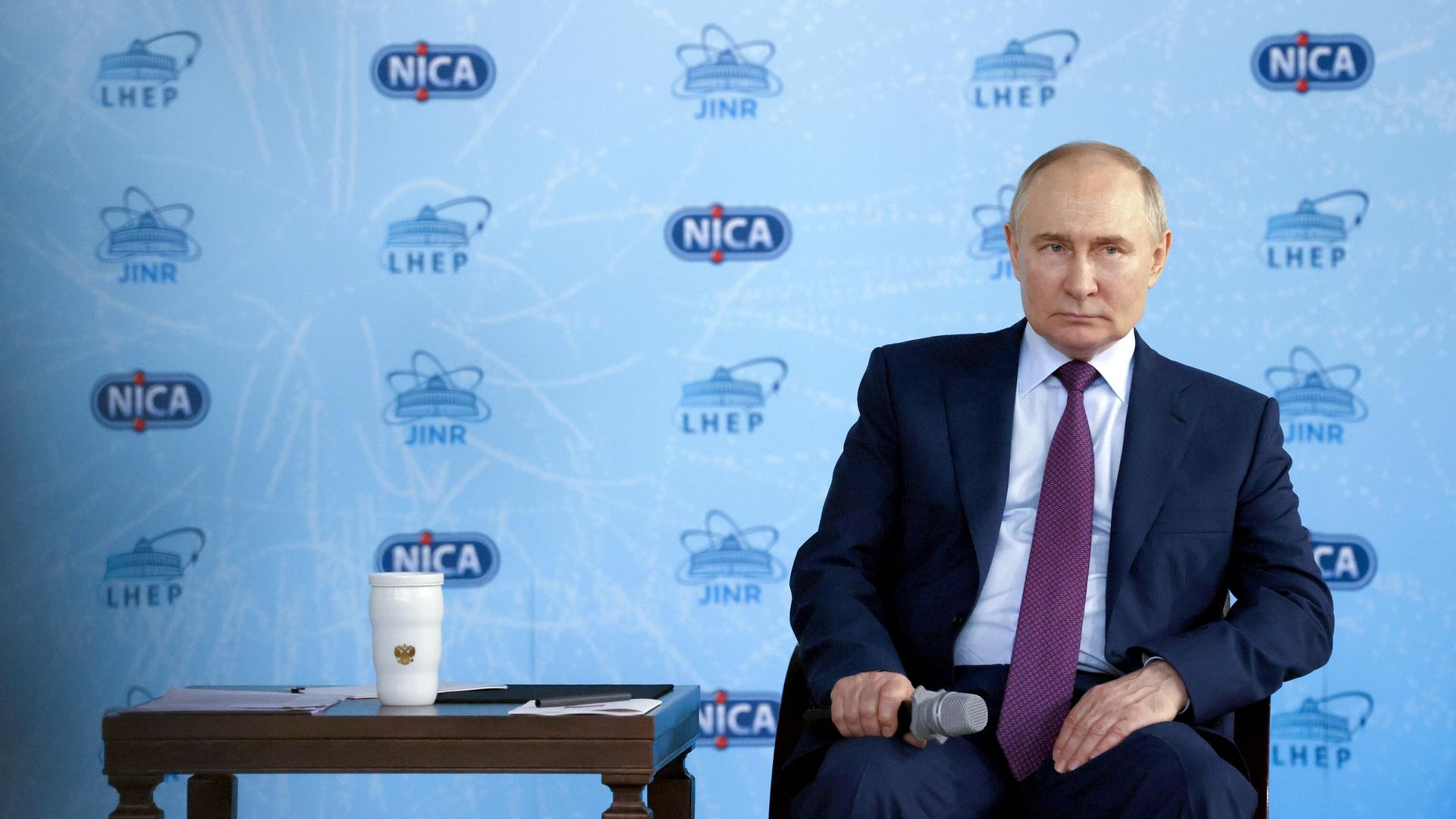 Президент РФ Владимир Путин на встрече с получателями мегагрантов и ведущими учеными в Объединенном институте ядерных исследований в Дубне Президент РФ Владимир Путин на встрече с получателями мегагрантов и ведущими учеными в Объединенном институте ядерных исследований в Дубне - РИА Новости, 1920, 13.06.2024