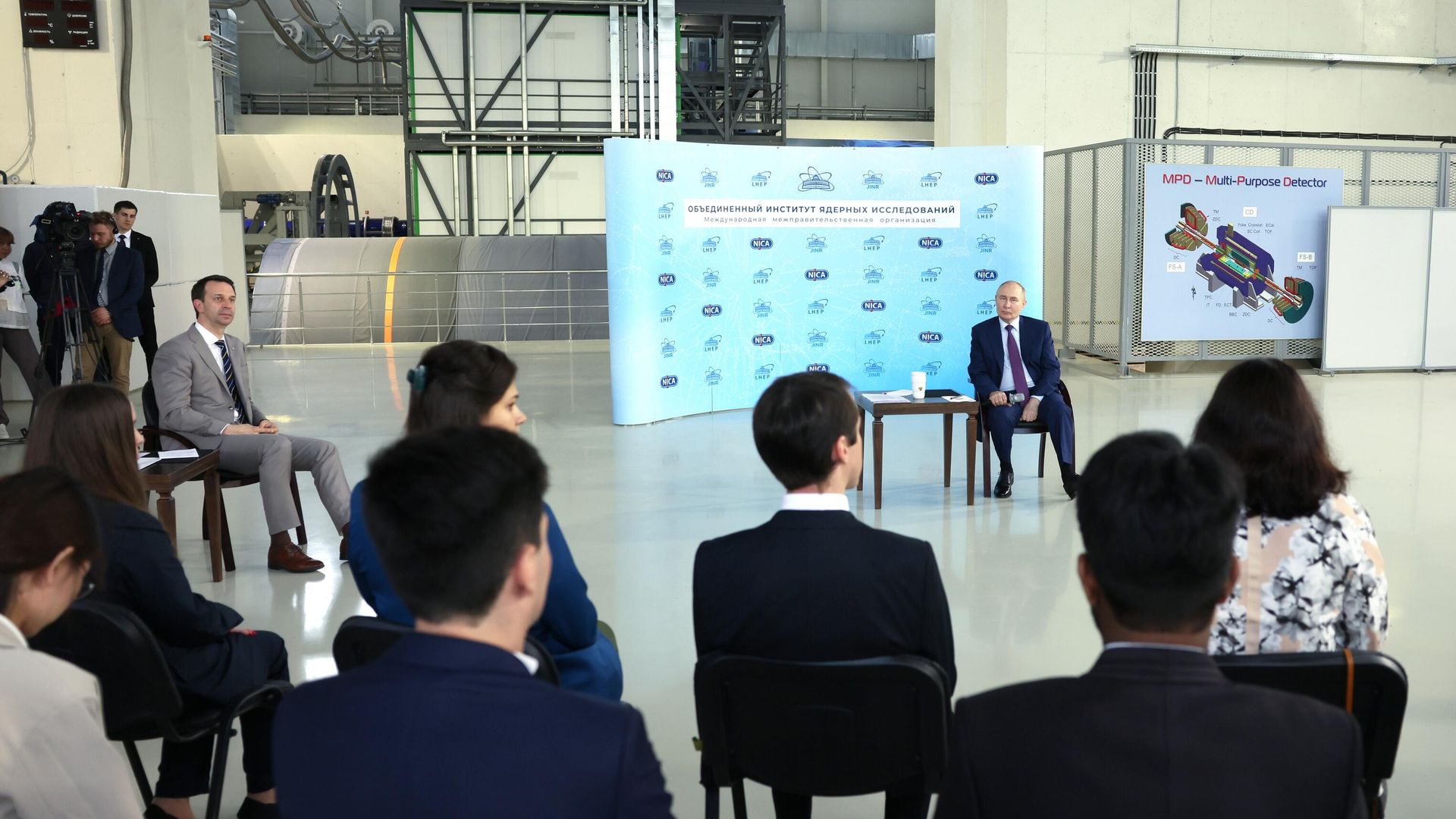 Президент РФ Владимир Путин на встрече с получателями мегагрантов и ведущими учеными в Объединенном институте ядерных исследований в Дубне Президент РФ Владимир Путин на встрече с получателями мегагрантов и ведущими учеными в Объединенном институте ядерных исследований в Дубне - РИА Новости, 1920, 13.06.2024