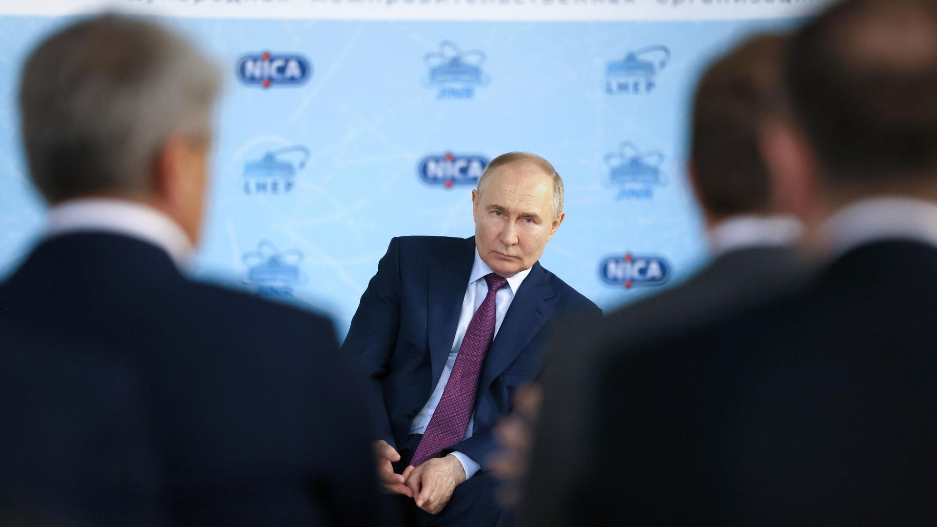 Президент РФ Владимир Путин на встрече с получателями мегагрантов и ведущими учеными в Объединенном институте ядерных исследований в Дубне Президент РФ Владимир Путин на встрече с получателями мегагрантов и ведущими учеными в Объединенном институте ядерных исследований в Дубне - РИА Новости, 1920, 13.06.2024